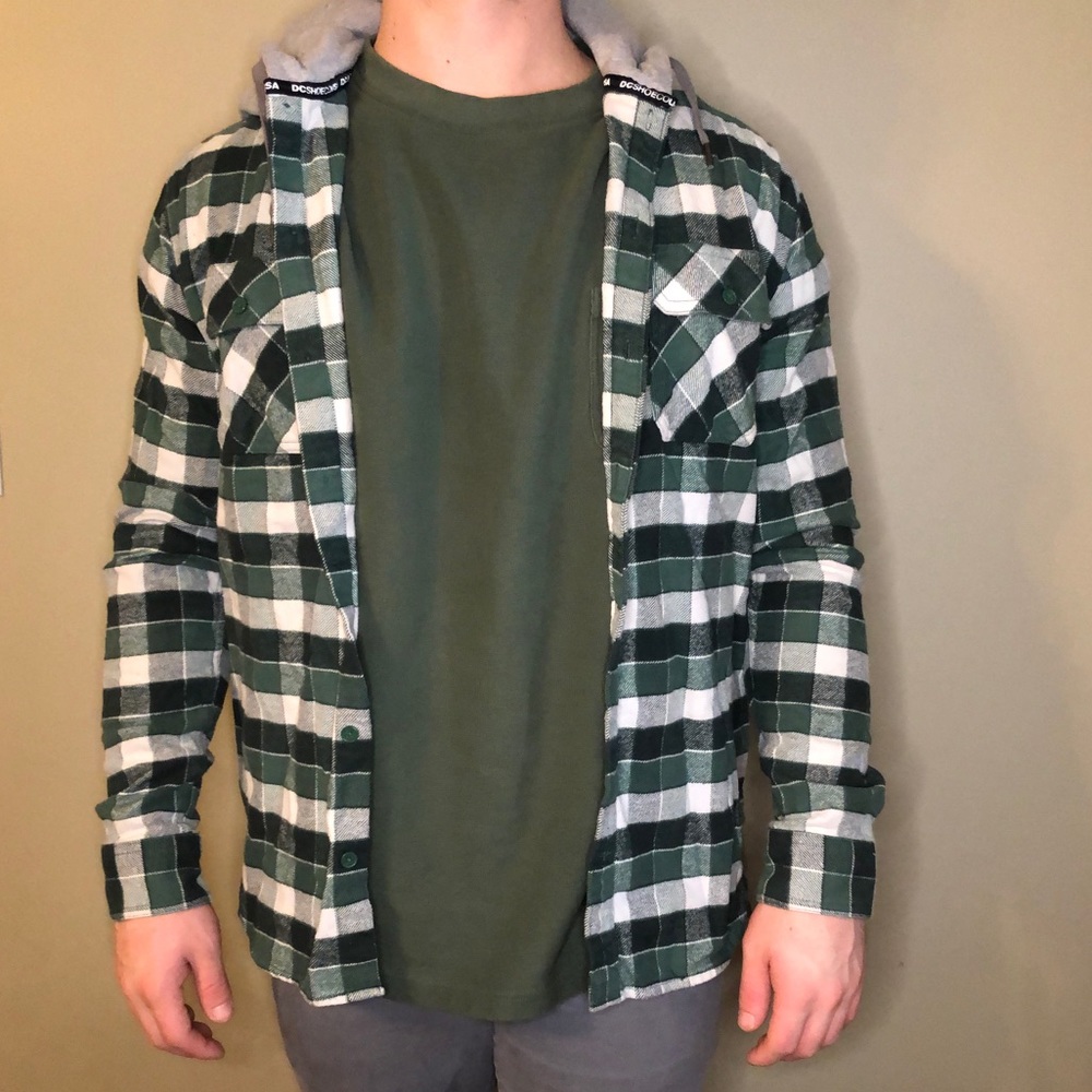 DC Flannel Hooded Long Sleeve (SIZE MEDIUM) GREAT CONDITION